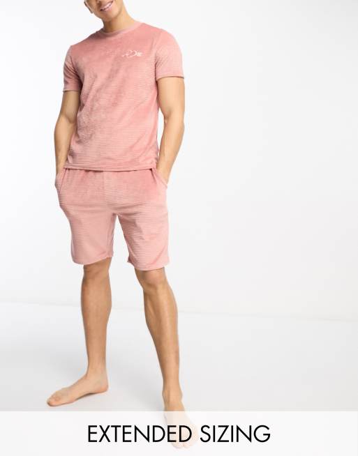 ASOS DESIGN - Pyjamassæt i ribstrikket lyserød velour med T-shirt og shorts med hjertebrodering