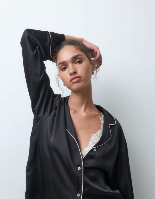 ASOS DESIGN pyjamassæt i satin i sort med skjorte og bukser, 3 af 5