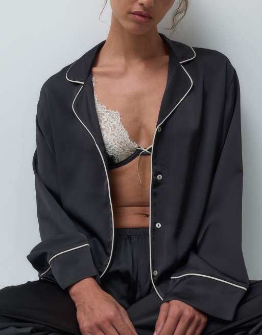 ASOS DESIGN pyjamassæt i satin i sort med skjorte og bukser, 5 af 5