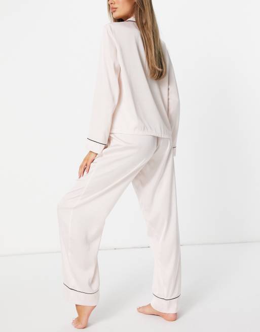 ASOS DESIGN - Pyjamassæt med langærmet skjorte og bukser i lyserød satin, 2 af 4