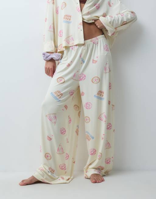 ASOS DESIGN pyjamassæt med langærmet skjorte og bukser med dessertprint, 3 af 5