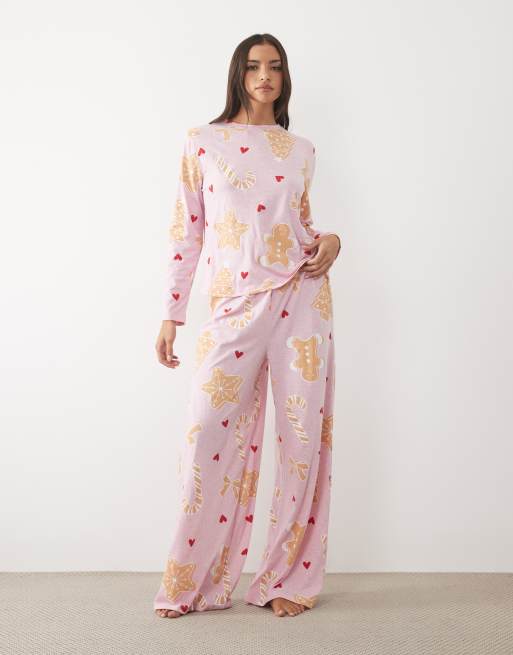 ASOS DESIGN pyjamassæt med langærmet top og bukser med brede ben med Christmas småkage-grafik, 2 af 4
