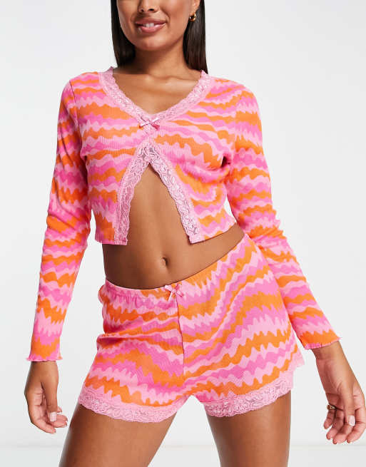 ASOS DESIGN - Pyjamassæt med langærmet top og shorts med bølget orange/lyserødt print, 2 af 4