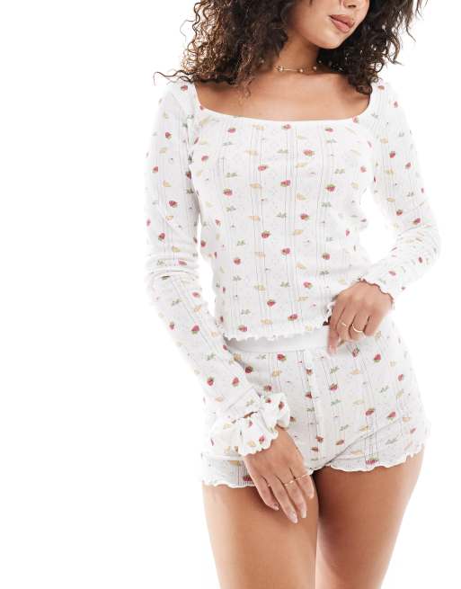 ASOS DESIGN - Pyjamassæt med langærmet top, shorts og scrunchie med småblomstret print med morgenmadsgrafik i pointelle-strik