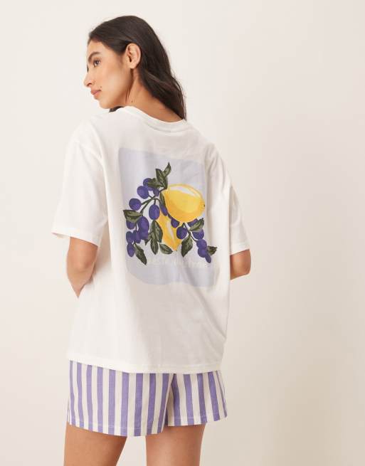 ASOS DESIGN - Pyjamassæt med oversized T-shirt med grafisk citronprint og vævede shorts, 3 af 4