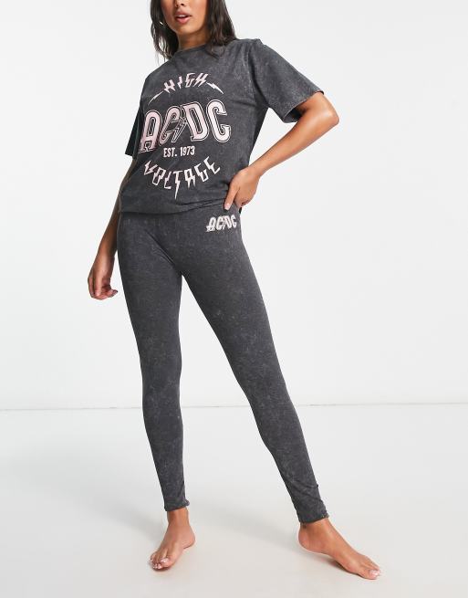 ASOS DESIGN - Pyjamassæt med oversized T-shirt og leggings med 'AC/DC'-print i vasket koksgrå 