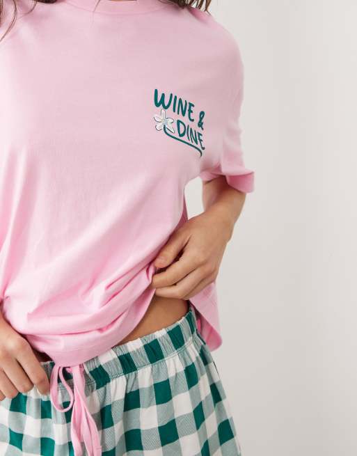 ASOS DESIGN - Pyjamassæt med shorts og oversized T-shirt med 'Wine and Dine'-grafik, 3 af 4