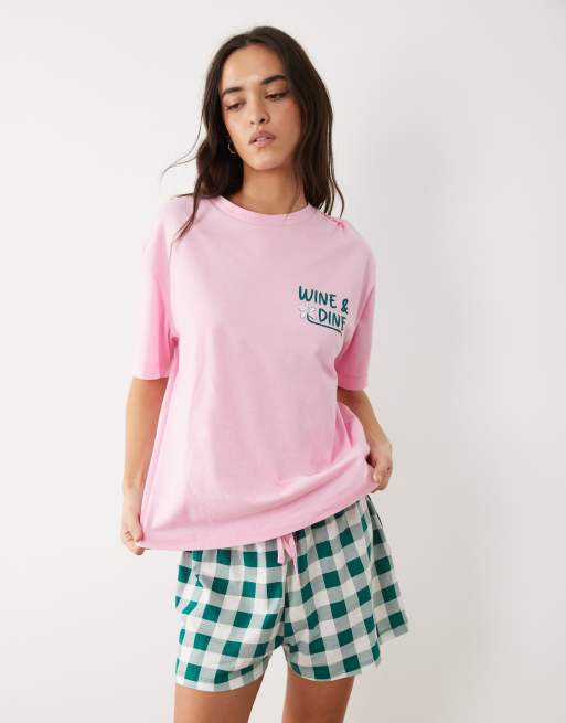 ASOS DESIGN - Pyjamassæt med shorts og oversized T-shirt med 'Wine and Dine'-grafik, 4 af 4