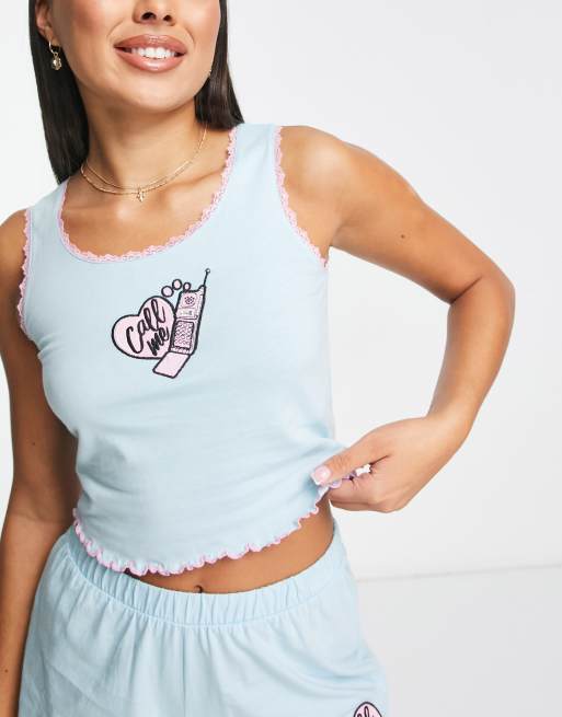 ASOS DESIGN - Pyjamassæt med top og shorts med 'Call me'-print og bølgekant i blå , 4 af 4