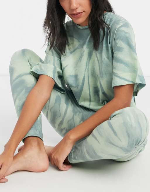 ASOS DESIGN - Pyjamasæt i batikfarve med oversized tee og leggings i grøn