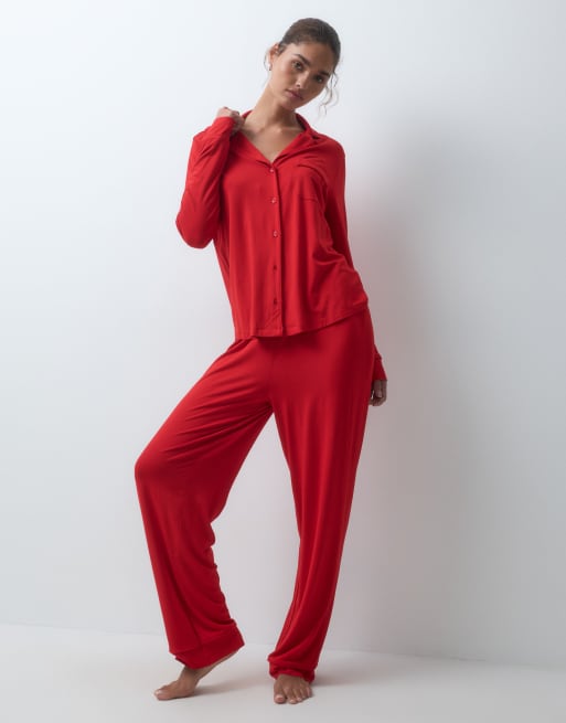 ASOS DESIGN pyjamasæt med langærmet skjorte og bukser i superblød viskose i rød, 2 af 4
