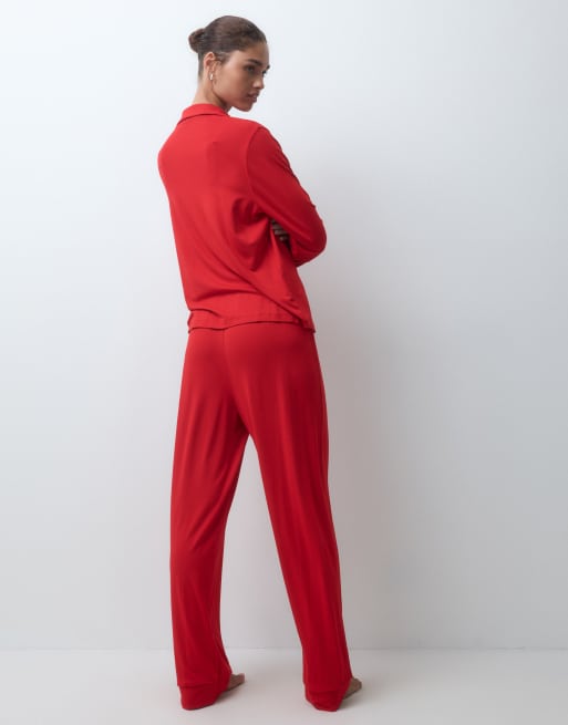 ASOS DESIGN pyjamasæt med langærmet skjorte og bukser i superblød viskose i rød, 3 af 4