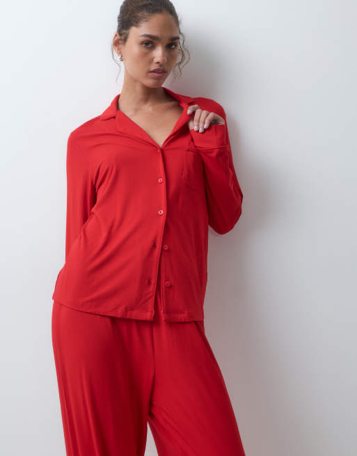 ASOS DESIGN pyjamasæt med langærmet skjorte og bukser i superblød viskose i rød, 4 af 4