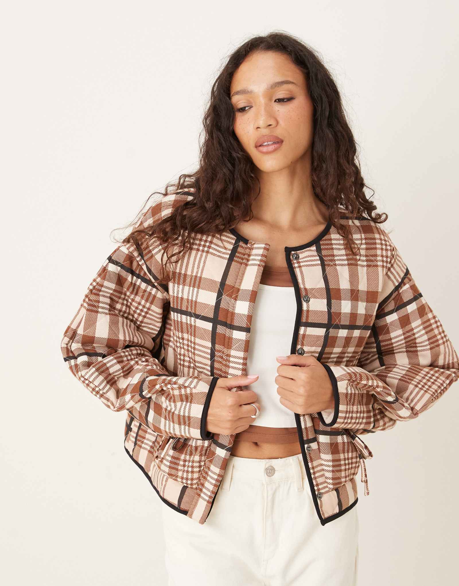 Дизайнерский стеганый жакет ASOS с бантиком на кармане в розовую и нейтральную клетку