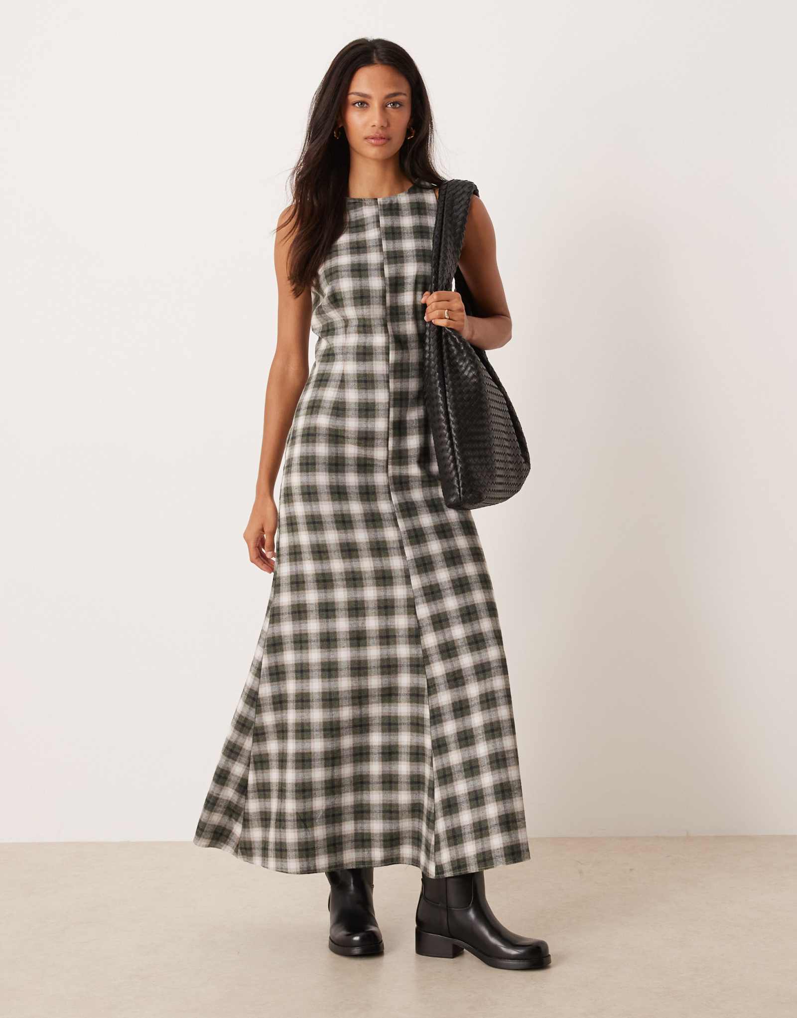 Атласное макси-платье с круглым вырезом от ASOS DESIGN в темно-синюю клетку