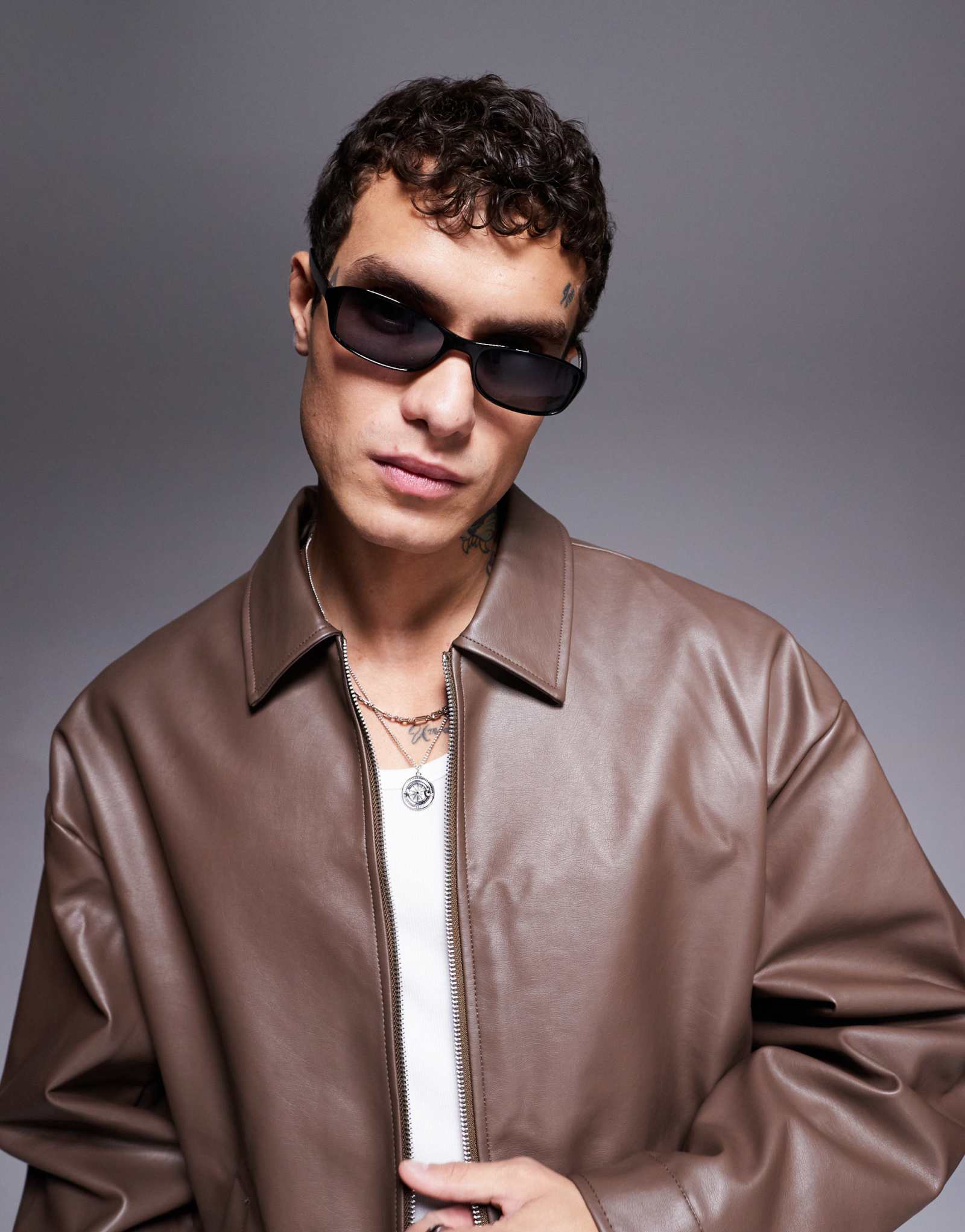 Солнцезащитные очки ASOS DESIGN racer slim wrap в черной оправе 