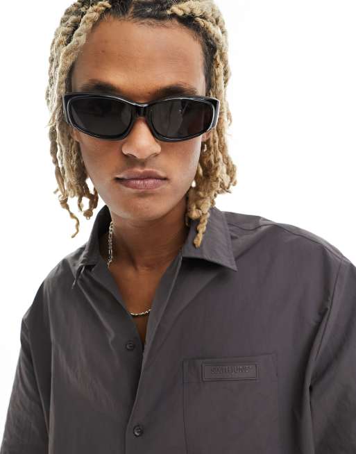 ASOS DESIGN – Racer-Sonnenbrille in Schwarz mit Wrap-Around-Design im Stil der 2000er