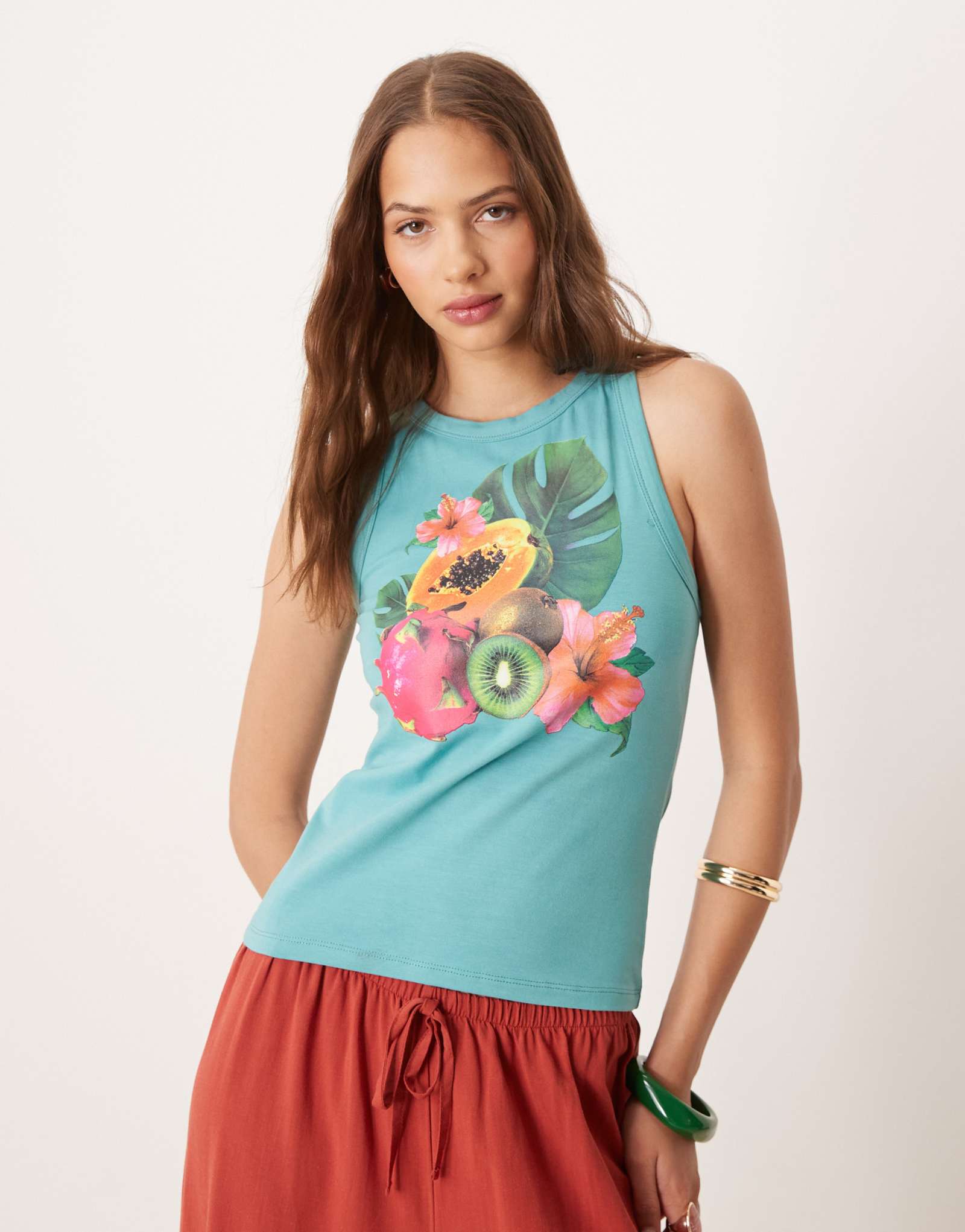 ДИЗАЙНЕРСКАЯ майка-гонщик ASOS с рисунком тропических фруктов бирюзового цвета