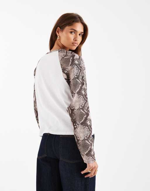 ASOS DESIGN - Raglan top met lange mouwen en wafeltextuur met slangenprint, 4 van 4