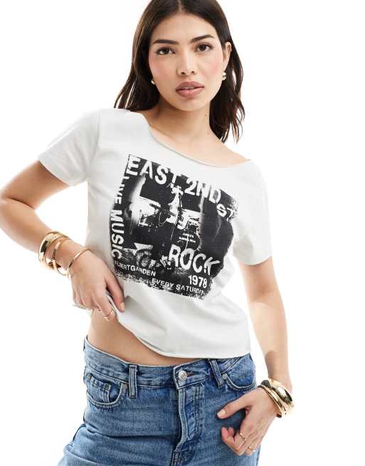 ASOS DESIGN - Råhvid top med bred halsudskæring og grafisk rock-print
