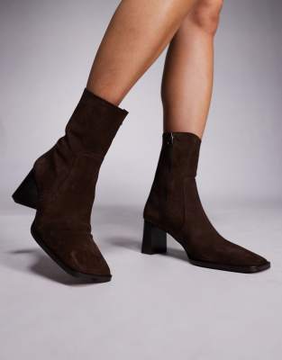 ASOS DESIGN - Ramona - Ankle-Boots aus Wildleder in Schokobraun mit eckiger Zehenpartie und Absatz-Brown