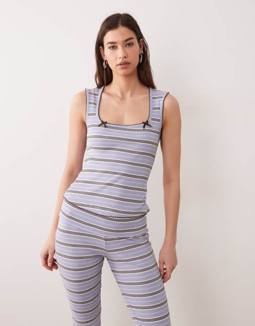 ASOS DESIGN randigt ribbat set med linne och capribyxor i lila, 2 av 4