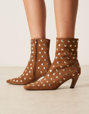 ASOS DESIGN - Raye - Ankle Boots in Hellbraun aus Wildlederimitat mit Nieten und eckiger Spitze-Neutral