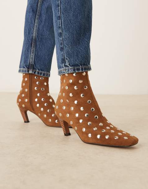 ASOS DESIGN – Raye – Ankle Boots in Hellbraun aus Wildlederimitat mit Nieten und eckiger Spitze - view 1