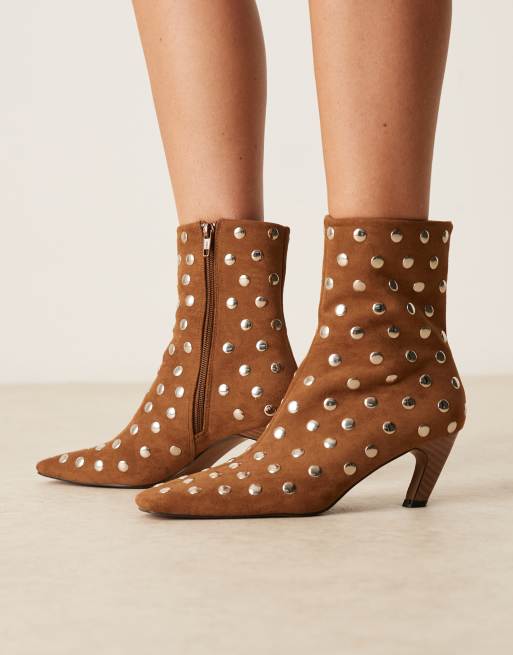 ASOS DESIGN – Raye – Jasnobrązowe buty do kostki z imitacji zamszu z ćwiekami i skośnymi noskami