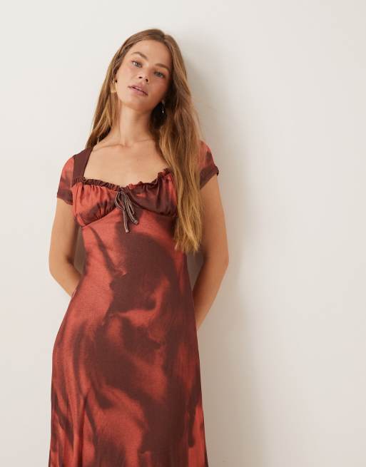 ASOS DESIGN - Rød maxikjole med flæser i halsudskæringen og abstrakt blomstermønster, 2 af 4