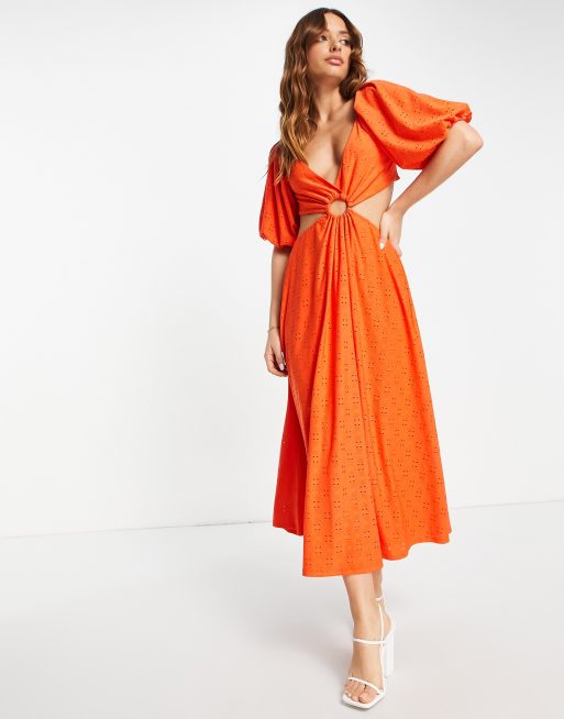 ASOS DESIGN - Rød midikjole med udskæringer og broderi
