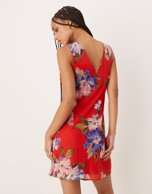 ASOS DESIGN - Rød slip-minikjole med V-hals og bindedetalje på brystet samt blomsterprint, 4 af 4