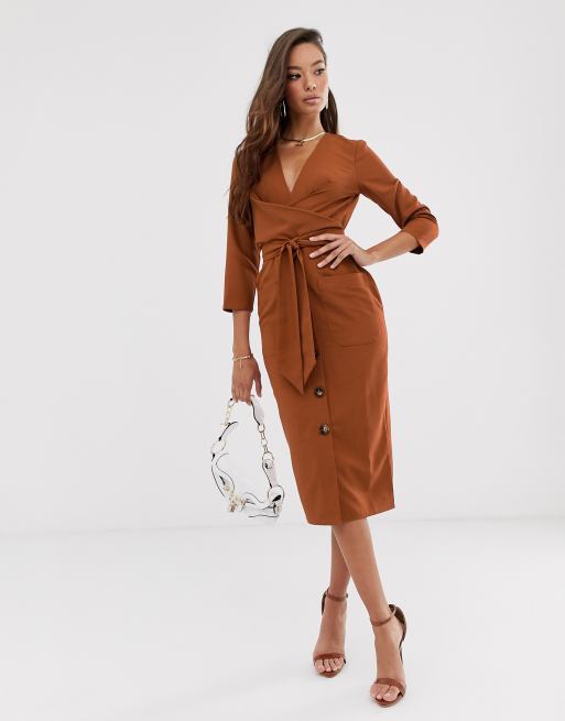 ASOS DESIGN – Rdzawa kopertowa sukienka midi na guziki z paskiem owijanym wokół talii