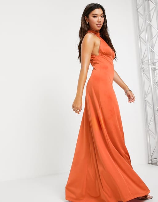 ASOS DESIGN – Rdzawa satynowa sukienka maxi z dekoltem halter w stylu lat 70., 4 z 4