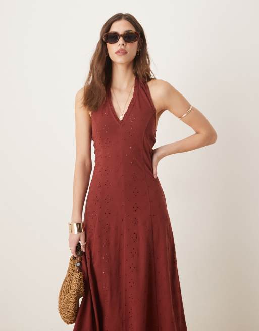 ASOS DESIGN – Rdzawa sukienka midi z haftem angielskim i dekoltem halter, 4 z 4