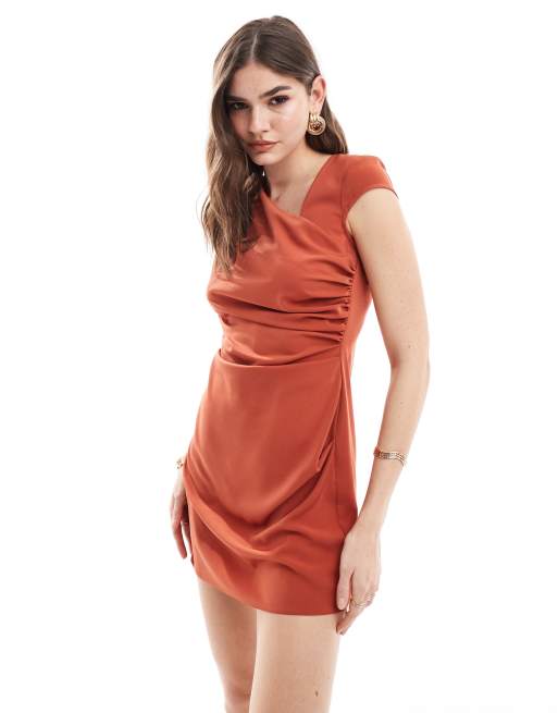ASOS DESIGN – Rdzawa sukienka mini z asymetrycznym dekoltem