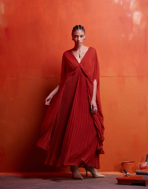 ASOS DESIGN – Rdzawoczerwona plisowana sukienka maxi z obszernymi rękawami z obcisłym mankietem, głębokim dekoltem w szpic i skręconymi paskami na plecach