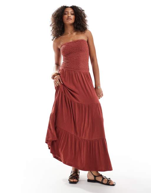 ASOS DESIGN – Rdzawoczerwona warstwowa sukienka maxi z dekoltem bandeau i marszczoną górą z gniecionego materiału