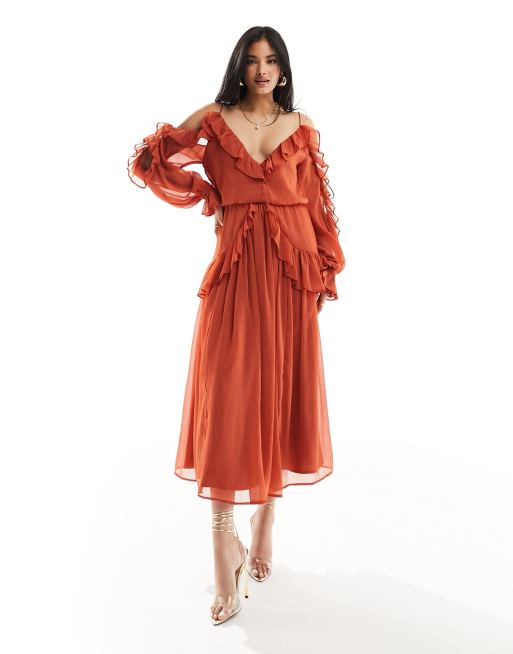 ASOS DESIGN – Rdzawopomarańczowa sukienka midi z odsłoniętymi ramionami i falbankami