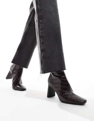 ASOS DESIGN - Reach Set Back - Stiefel in Kroko-Braun mit mittelhohem Absatz