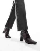 ASOS DESIGN – Reach Set Back – Stiefel in Kroko-Braun mit mittelhohem Absatz - view 1