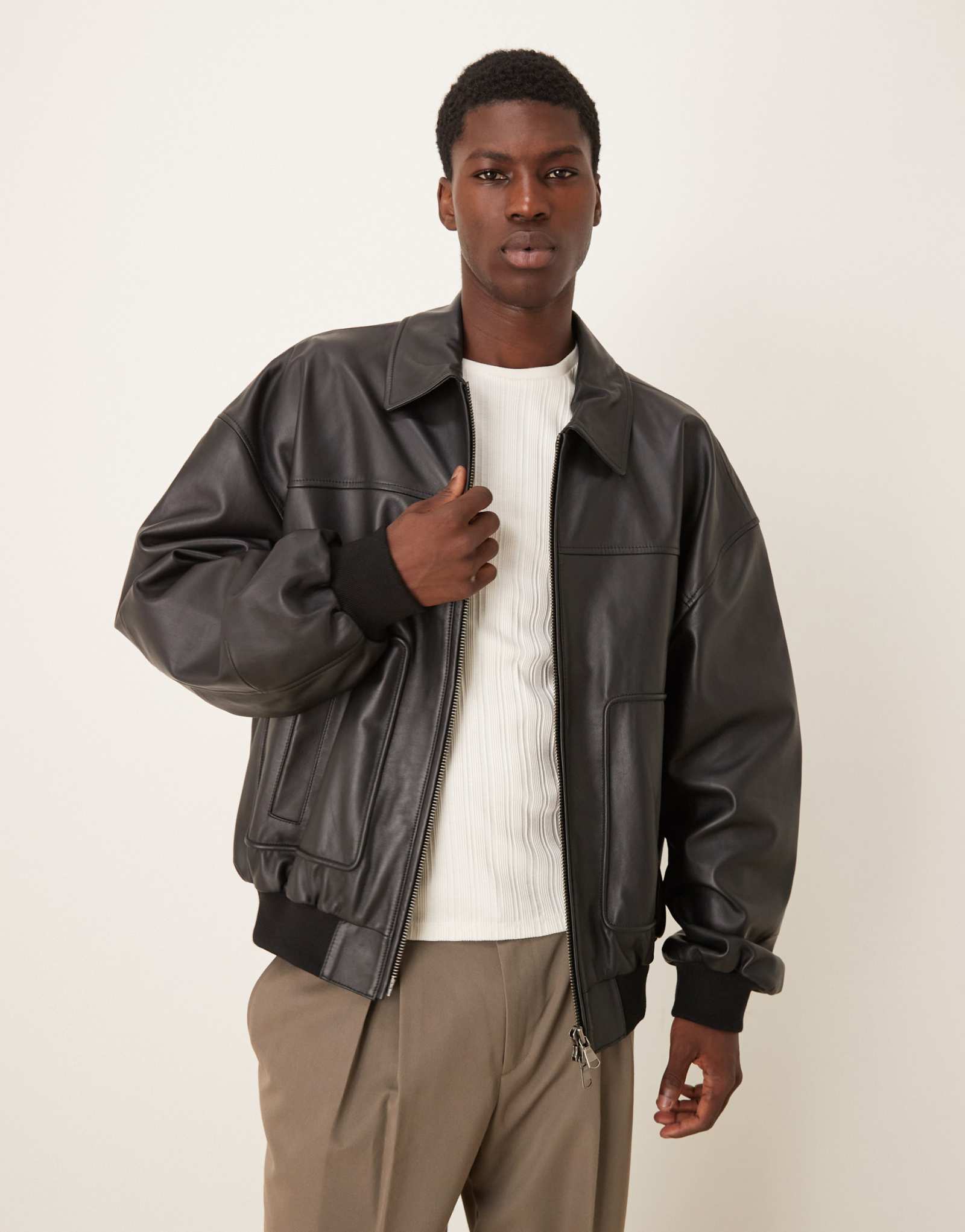 ДИЗАЙНЕРСКАЯ куртка-бомбер оверсайз из натуральной кожи ASOS DESIGN черного цвета