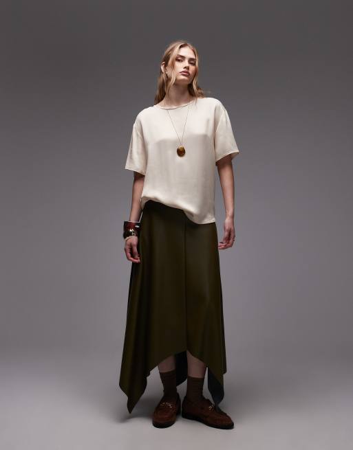 ASOS DESIGN - Recht satijnen T-shirt met jersey afwerking in ivoorwit, 4 van 4