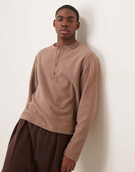 ASOS DESIGN - Recht T-shirt van geborstelde ribstof met lange mouwen en henley hals in bruin