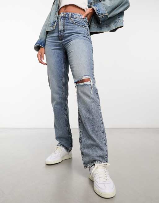ASOS DESIGN - Rechte jeans met halfhoge taille en kniescheur in blauw
