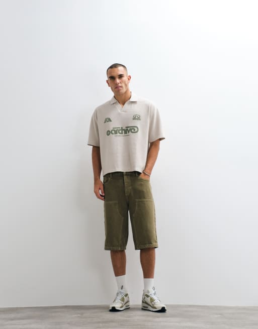 ASOS DESIGN - Rechte oversized polo van superzware geribbelde stof met voetbalprint in gebroken wit, 2 van 5