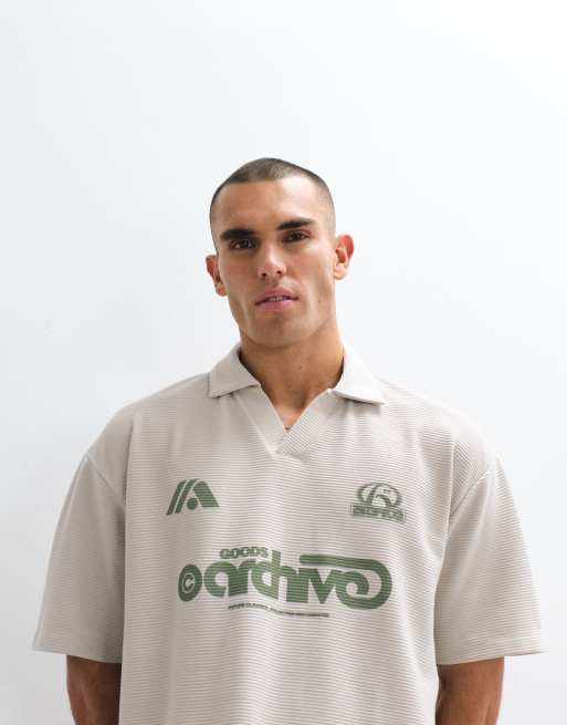 ASOS DESIGN - Rechte oversized polo van superzware geribbelde stof met voetbalprint in gebroken wit, 3 van 5