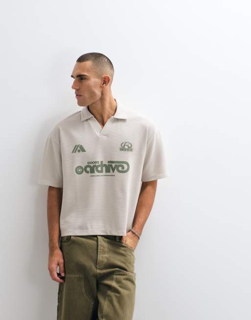 ASOS DESIGN - Rechte oversized polo van superzware geribbelde stof met voetbalprint in gebroken wit, 4 van 5