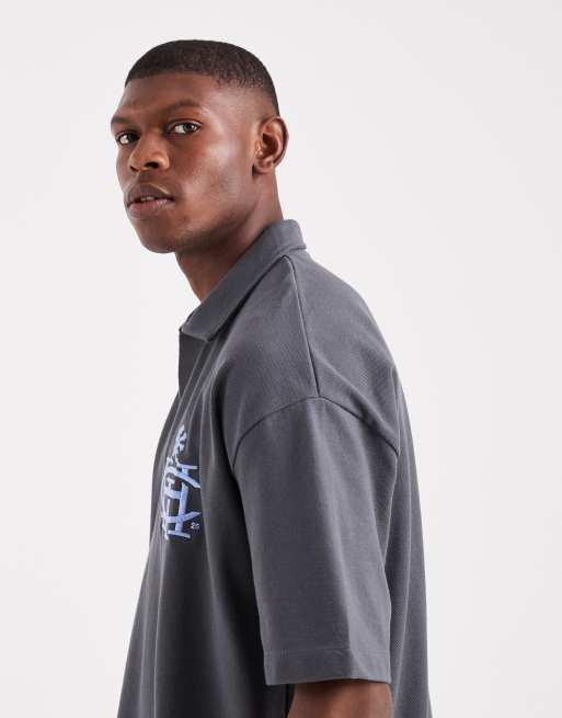 ASOS DESIGN - Rechte oversized polo van zware piqué stof met verlaagde schouders en logoborduursel op de borst in antracietgrijs, 4 van 5