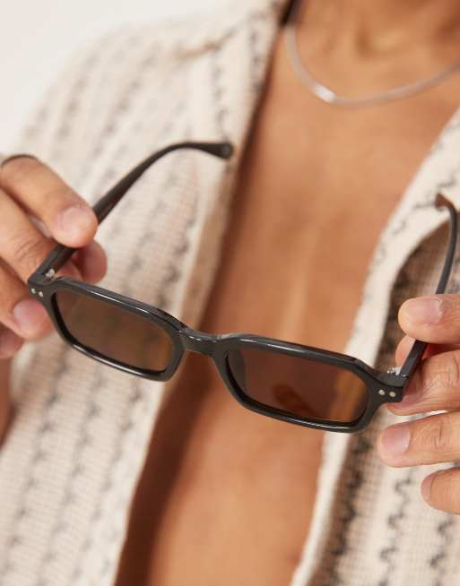 ASOS DESIGN – Rechteckige Sonnenbrille mit schwarzem Gestell und braunen Gläsern, 2 von 3